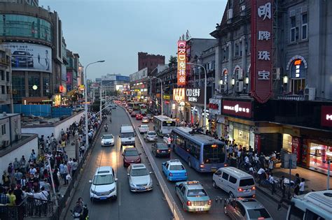 元旦前夜汉口百年老街江汉路步行街人流如潮喜庆祥和迎新年|江汉路步行街|汉口|步行街_新浪新闻