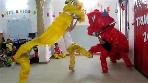 舞狮表演：幼儿园舞狮子教学