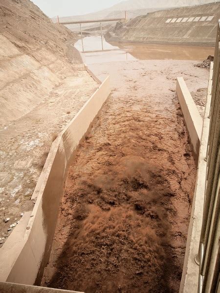龙海西溪水闸：工程人员在对闸室结构和上下游连接段进行混凝土浇筑-闽南网