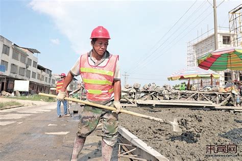 公路建设者鏖战高温修路忙 - 来宾网 - 来宾日报社主办