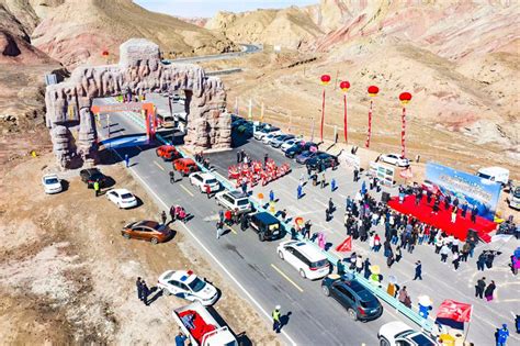“环游天山·千色昌吉”——百里丹霞风景道百车千人自驾活动发车仪式在昌吉市举行