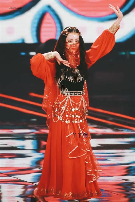 迪丽热巴同款新疆舞蹈演出红色女少数民族舞开场舞大摆裙维族服装_虎窝淘