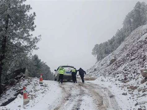 “王炸级”寒潮来袭，迪庆交警冰雪里全力守护平安_云南长安网