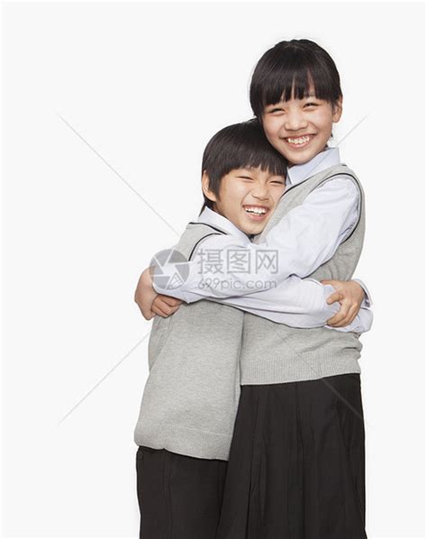 哥哥和妹妹拥抱棕色微笑家庭男孩们幸福姐姐享受团结童年校服高清图片下载-正版图片321673820-摄图网