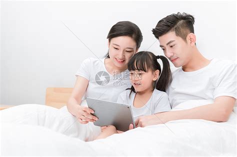 一家人躺在床上看电影高清图片下载-正版图片501057392-摄图网