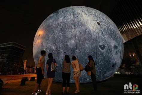 巨型人造月亮现全国各地--普陀新闻网