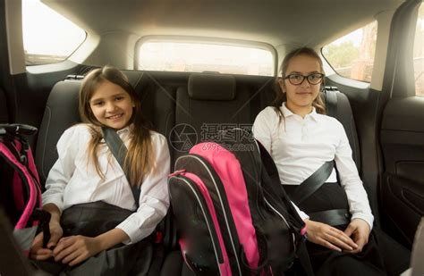 两个快乐的女学生坐在汽车后座上高清图片下载-正版图片304280951-摄图网