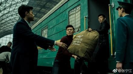 范伟这段火车打劫的片段，让中国电影界整整模仿了十年，太经典了|影视剪辑_新浪新闻