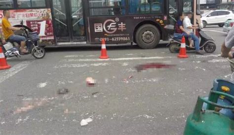 福州宝龙附近发生惨烈车祸！一女子当场被撞死_福州新闻_海峡网
