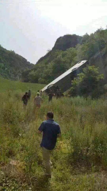 陕西一辆旅游大巴坠崖 已致30人死亡（组图）|岳亮|事故_凤凰资讯