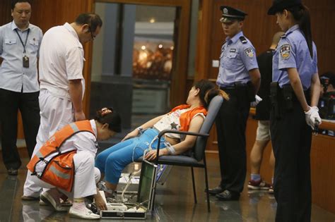 女毒贩法庭瘫坐在地当场晕倒_国内新闻_环球网