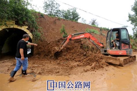 河南安阳：洪灾过后 抢修道路（图）