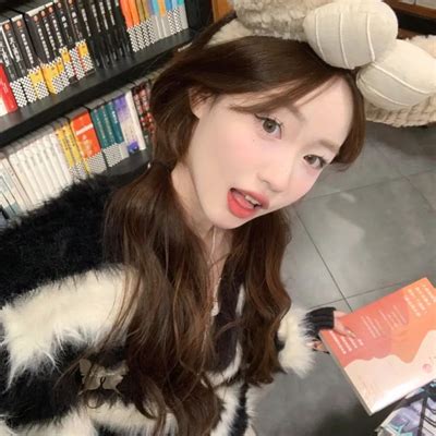 特别温柔长裙女生头像