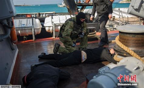 亲俄武装力量夺取乌克兰军舰-嵊州新闻网