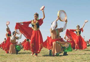 新疆维吾尔族民族服装的特点图片以及民族文化 - 霓裳资讯 - 昆明霓裳民族服装服饰有限公司