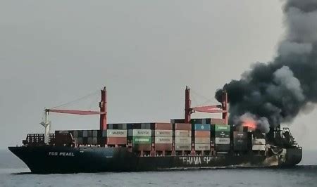 一艘散货船瑞典附近海域突发大火已经燃烧数天 - 在航船动态 - 国际船舶网