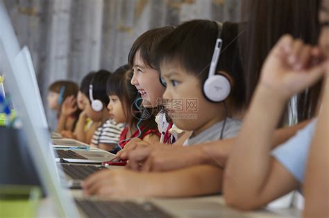 正在学习电脑操作的孩子们高清图片下载-正版图片502028502-摄图网