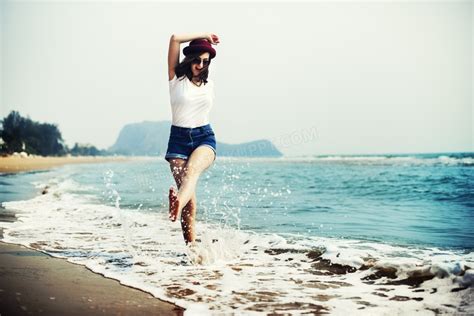深圳西冲沙滩上的少女玩水高清图片下载-正版图片501387105-摄图网