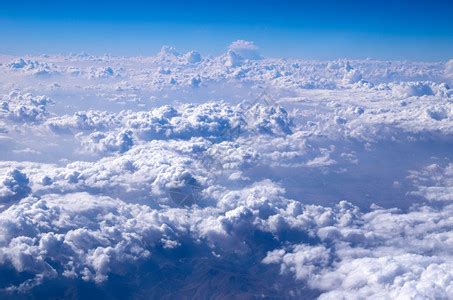 瓦蓝瓦蓝的天空中漂浮着一朵朵白云高清图片下载-正版图片303904648-摄图网