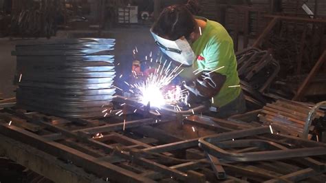 实拍工地工人烧电焊焊接作业工业素材高清摄影大图-千库网