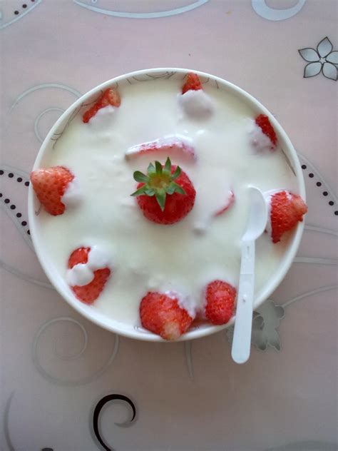 草莓酸奶的做法_【图解】草莓酸奶怎么做如何做好吃_草莓酸奶家常做法大全_笨丫_豆果美食