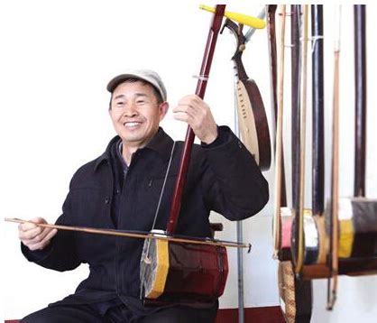 老汉能自制十余种民族乐器 被称赞为民间达人