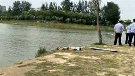 太原汾河柴村桥下，数十男女裸身野泳，记者现场拍摄_腾讯视频