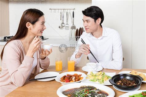 年轻夫妻在家吃饭高清图片下载-正版图片500813154-摄图网