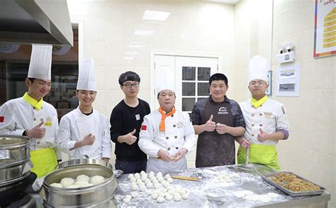 “云厨房”学烹饪，争做“家务小能手”……上海的中小学这样开展劳动教育