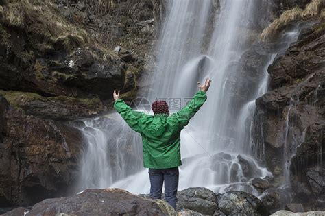 男青年站在瀑布前的背影高清图片下载-正版图片501850880-摄图网