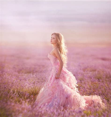 薰衣草园里穿着粉色长裙的美女图片_薰衣草园里穿着粉色长裙的美女素材_高清图片_摄影照片_寻图免费打包下载