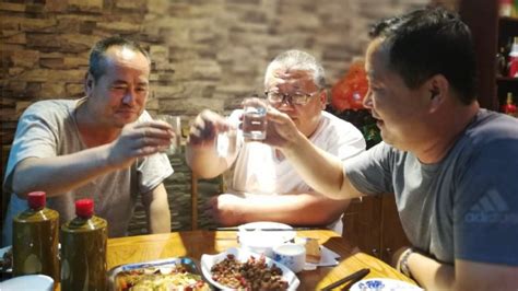 3名大学男生“拼酒”庆祝 喝下3斤白酒一人吐血_湖北频道_凤凰网