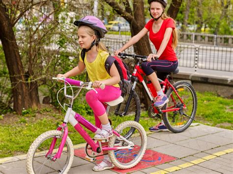 城市自行车在城市公园里骑自行高清图片下载-正版图片507244432-摄图网