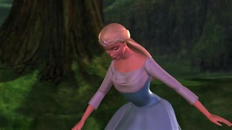 芭比大电影：公主穿越到童话世界，天鹅变成美丽的女孩，太奇妙了