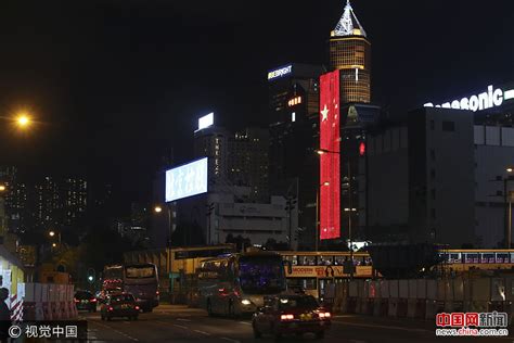香港：七一临近 维港两侧“升起”巨幅国旗和区旗_新闻中心_中国网