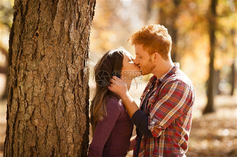 在秋季森林接吻的浪漫年轻夫妇高清图片下载-正版图片501858144-摄图网