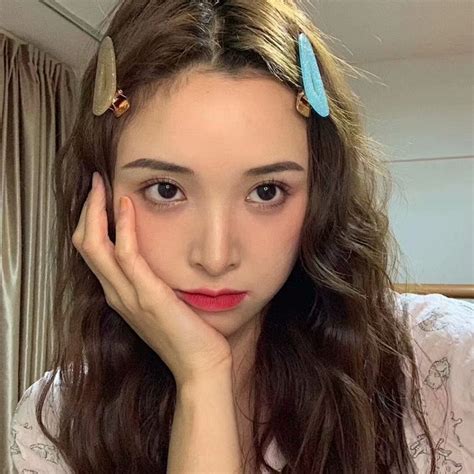 单手托腮甜美女生头像