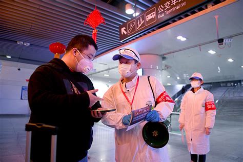 应对客流返程高峰疫情防控，地铁上海火车站站开启体温实时检测