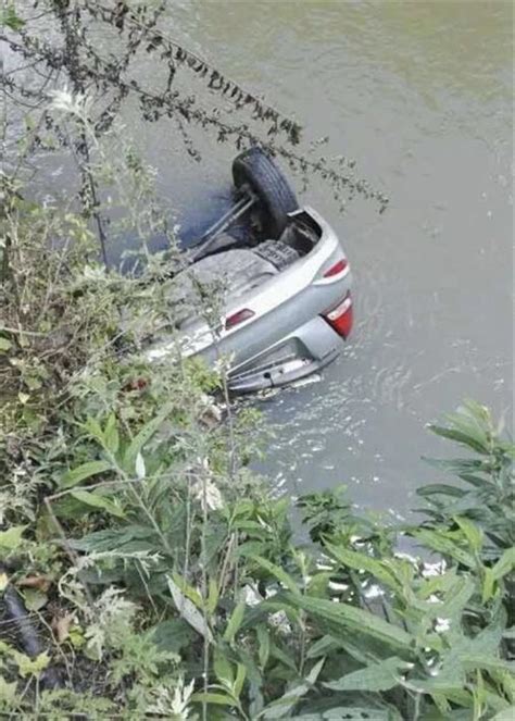 轿车冲出桥面倒扣在河里，车上还有4个人……_澎湃号·政务_澎湃新闻-The Paper