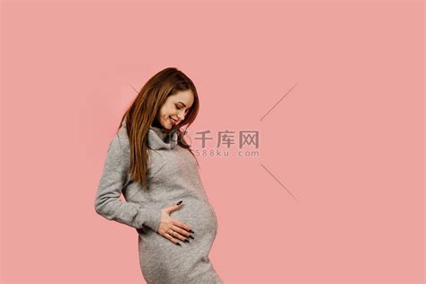 怀孕的女人。高清摄影大图-千库网