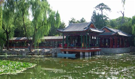 游览颐和园里的谐趣园，仿佛置身于江南园林的美景之中
