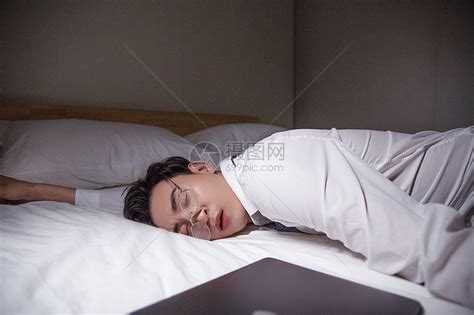 青年男士躺在床上睡觉高清摄影大图-千库网