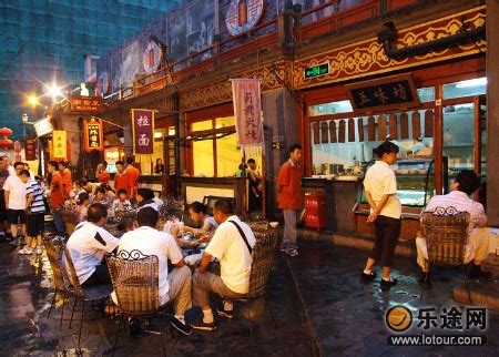 西安人气最旺的美食街，外地游客必去成了旅游景点|回民街|西安|旅游景点_新浪新闻