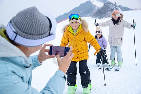 一家人一起去滑雪场滑雪高清图片下载-正版图片501904515-摄图网