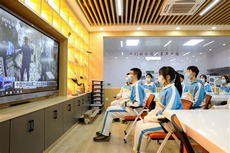 郑州市第四十四高级中学以专家引领促青年教师实行新课改教学--新闻中心