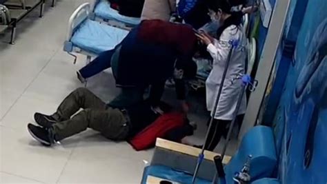 男子就医过程中晕厥，医生在 “黄金4分钟”跪地救回_凤凰网视频_凤凰网
