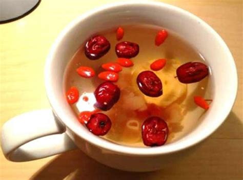 红枣泡水喝的功效与作用_红枣泡水喝有什么功效-聚餐网