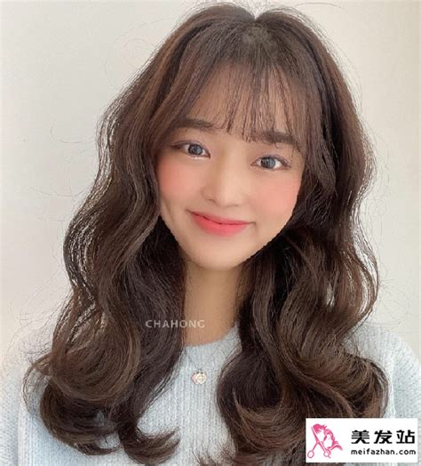 披肩卷发温柔女生头像