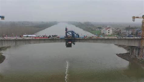 11月26日，随着最后一个合龙节段混凝土的浇筑，S215省道控制性工程毛市大桥成功合龙，实现全桥贯通。