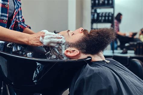 专业美发师在理发店为客户洗头高清图片下载-正版图片502593880-摄图网